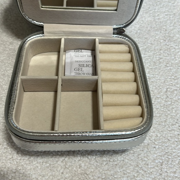 MELE & Co. Jewelry case NWT - Picture 3 of 8